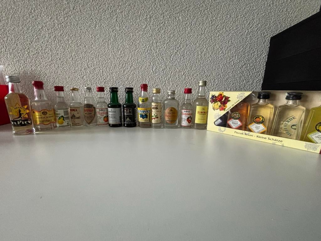 Verzameling Oude Miniatuur Alcohol Flesjes, Verzamelen, Complete verzamelingen en Collecties, Ophalen of Verzenden