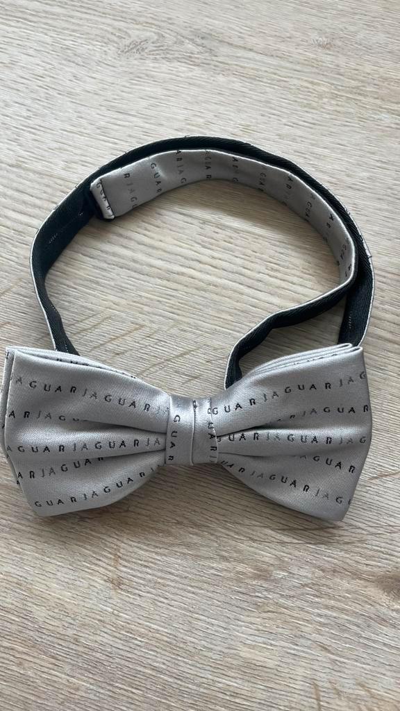 Een lichtgrijze smoking strik van Jaguar, Kleding | Heren, Stropdassen, Zo goed als nieuw, Met patroon, Grijs, Ophalen of Verzenden