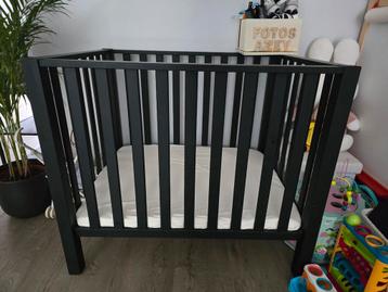 Zwart Houten box met matras en hoes beschikbaar voor biedingen