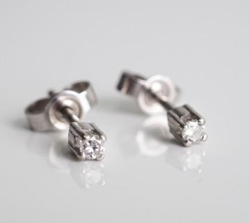 14  krt witgouden oorbellen met fraaie diamant beschikbaar voor biedingen