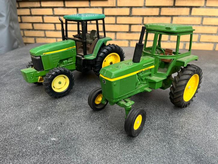 Twee John Deere trekkers Ertl 1/16, Hobby en Vrije tijd, Modelauto's | Overige schalen, Gebruikt, Tractor of Landbouw, Ophalen of Verzenden