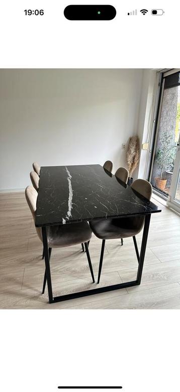 Zwarte marmeren eettafel beschikbaar voor biedingen