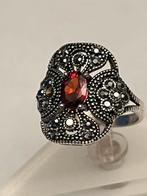 Zilveren ring Granaat en Marcasieten, Sieraden, Tassen en Uiterlijk, Ringen, 18 tot 19, Verzenden, Zo goed als nieuw, Met edelsteen