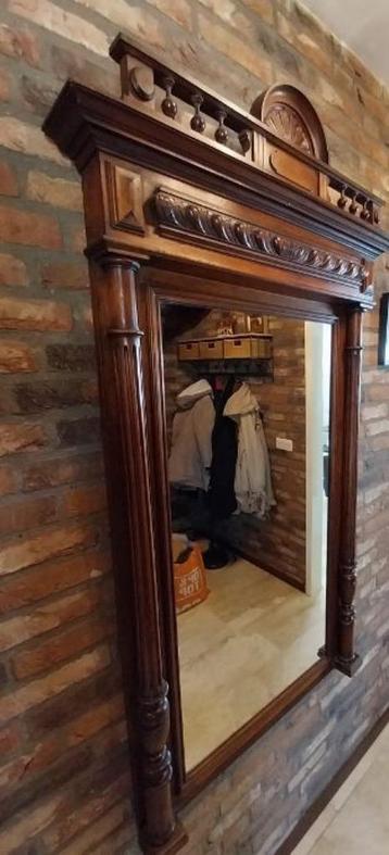 Antieke hoge stijlvolle spiegel met mooi hout snijwerk. beschikbaar voor biedingen