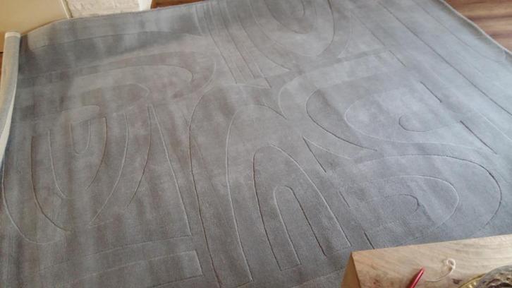 Handgemaakt nieuw grijs vloerkleed met apart dessin 200x290, Huis en Inrichting, Stoffering | Tapijten en Kleden, Nieuw, 200 cm of meer