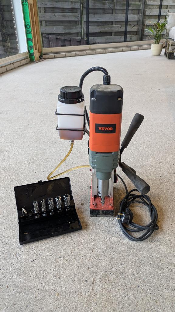 VEVOR Kernboormachine Magneetboor + 7-delige Kernboorset, Doe-het-zelf en Verbouw, Gereedschap | Boormachines, Gebruikt, Kolomboormachine