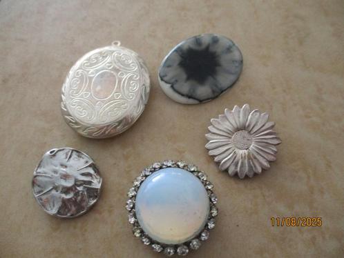 Broches 4 stuks 1 hanger voor foto.5 cm. hoog 4 cm. breed., Sieraden, Tassen en Uiterlijk, Broches, Gebruikt, Overige materialen