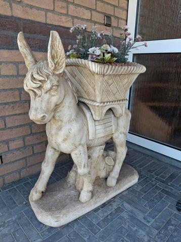 betonnen ezel met plantenbak beschikbaar voor biedingen