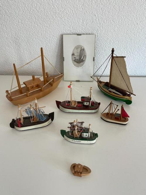 Verzameling houten miniatuur schepen en een kleine grafiek, Hobby en Vrije tijd, Modelbouw | Boten en Schepen, Gebruikt, Overige merken