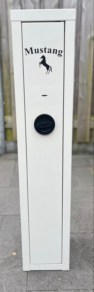 Mustanf Safes degelijke wapenkluis 4 geweren beschikbaar voor biedingen