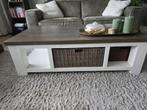 Massief houten salontafel met rieten mand, Huis en Inrichting, Tafels | Salontafels, Ophalen, Gebruikt, 100 tot 150 cm, 50 tot 100 cm