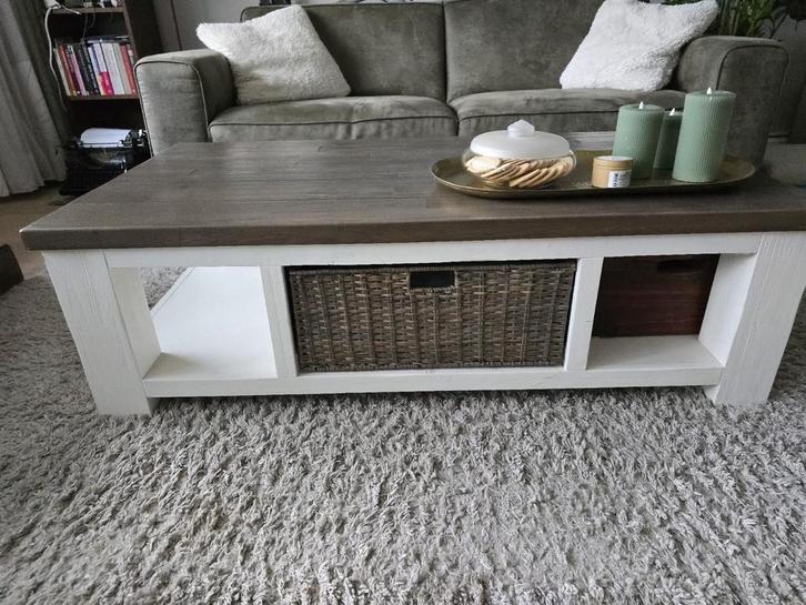 Massief houten salontafel met rieten mand, Huis en Inrichting, Tafels | Salontafels, Gebruikt, Minder dan 50 cm, 50 tot 100 cm