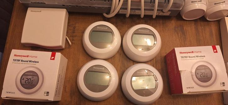 HONEYWELL EVOHOME ROUND WIRELESS THERMOSTAAT T87RF2025, Doe-het-zelf en Verbouw, Thermostaten, Zo goed als nieuw, Ophalen of Verzenden