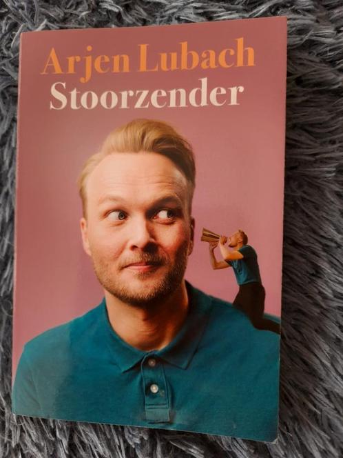 Stoorzender - Arjen Lubach, Boeken, Literatuur, Zo goed als nieuw, Nederland, Ophalen of Verzenden