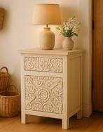 massief houten nachtkastjes – Handgesneden bloemenpatroon, Huis en Inrichting, Tafels | Bijzettafels, Ophalen, Minder dan 45 cm