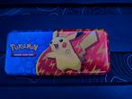 Pokemon Pencil Tin met 101 kaarten, Ophalen of Verzenden, Zo goed als nieuw, Meerdere kaarten