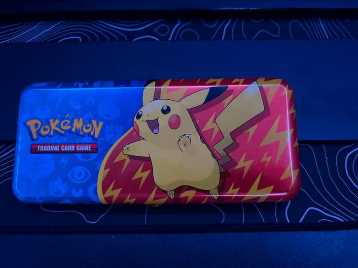 Pokemon Pencil Tin met 101 kaarten, Hobby en Vrije tijd, Verzamelkaartspellen | Pokémon, Zo goed als nieuw, Meerdere kaarten, Ophalen of Verzenden