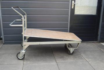 Magazijnkar transportkar plateauwagen top kwaliteit i.z.g.st beschikbaar voor biedingen