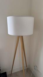 Zuiver Tripod Vloerlamp - Wit/Naturel, Huis en Inrichting, Lampen | Vloerlampen, Ophalen, Zo goed als nieuw, Hout, 100 tot 150 cm