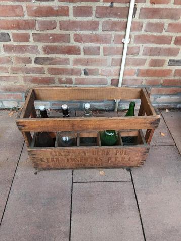 Antieke houten krat met oude flessen beschikbaar voor biedingen