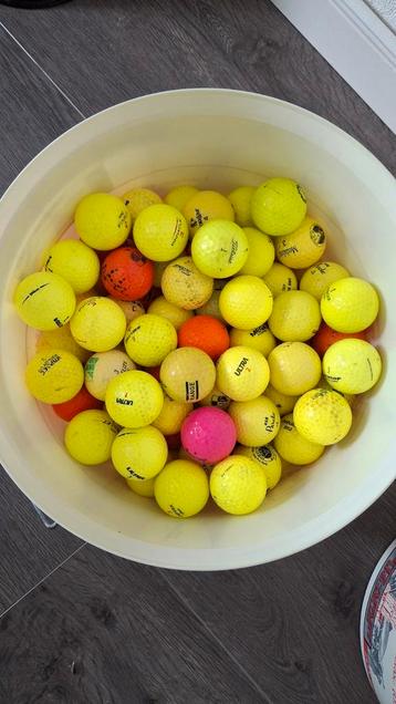 100 gekleurde golfballen  beschikbaar voor biedingen