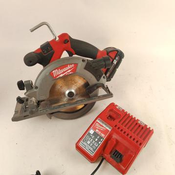 milwaukee m18 ccs55 cirkelzaag + oplader + accu beschikbaar voor biedingen