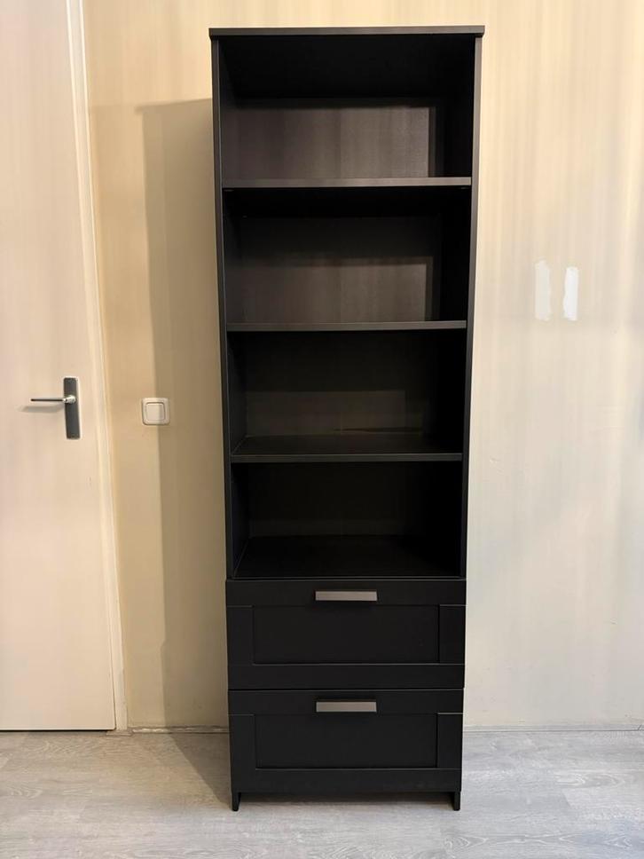 Zwarte boekenkast met lades brimnes ikea, Huis en Inrichting, Kasten | Boekenkasten, Zo goed als nieuw, 50 tot 100 cm, 150 tot 200 cm