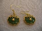 Een paar mooie Goudkleurige Oorbellen met Groene Jade, Sieraden, Tassen en Uiterlijk, Antieke sieraden, Verzenden, Overige materialen