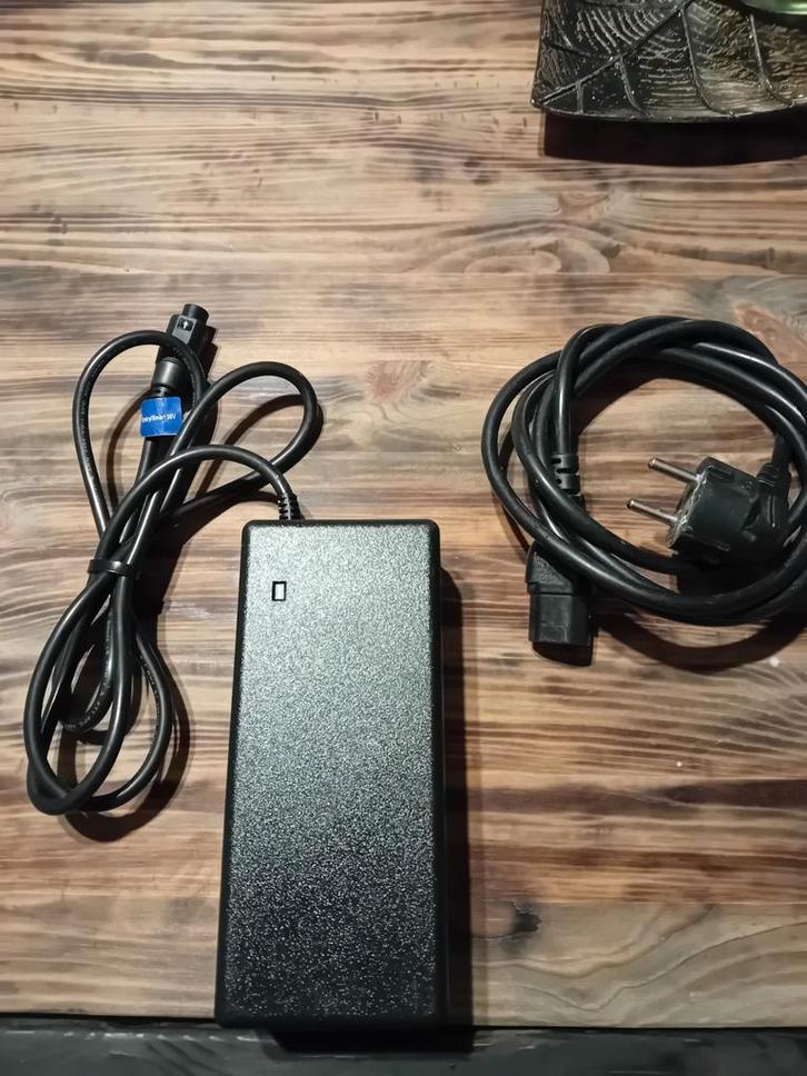 Z.g.a.n. 42 Volt 2A E-motion oplader ( batavus ) ( sparta ), Fietsen en Brommers, Fietsaccessoires | Fietsaccu's, Zo goed als nieuw
