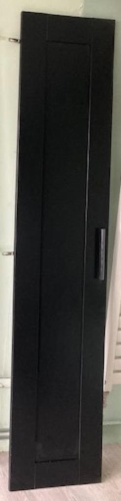 Zwarte kastdeur met kleine beschadigingen (Ikea Brimnes), Huis en Inrichting, Kasten | Kledingkasten, Gebruikt, Minder dan 100 cm