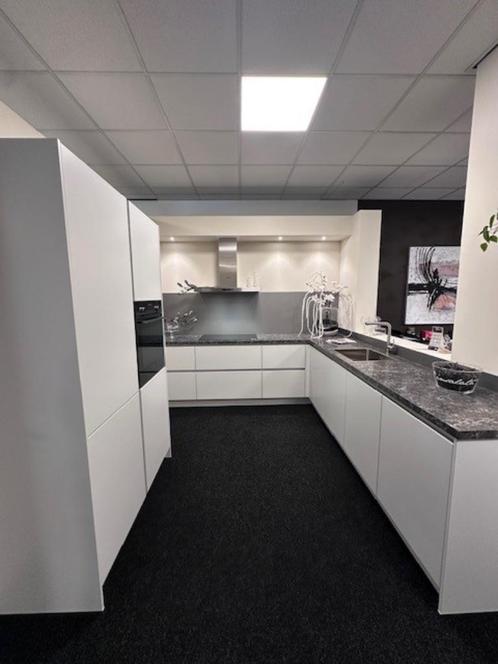 Showroom keuken voor maar €12.250,-, Huis en Inrichting, Keuken | Complete keukens, Nieuw, Overige typen, Grijs, Composiet, Greeploos