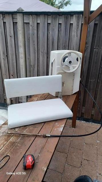 Stuurconsole met kabel en bankje beschikbaar voor biedingen