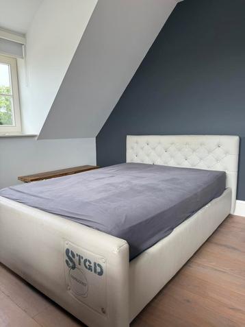 Bed 140X200 incl matras en poef
