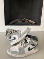 Jordan 1 mid light smoke grey, Kleding | Heren, Schoenen, Ophalen of Verzenden, Zo goed als nieuw, Overige kleuren