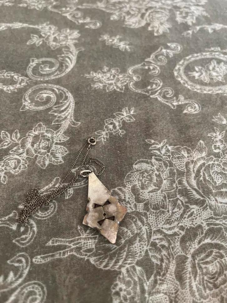 Vintage verzilverd collier met steen (retro jaren ’60–’70), Antiek en Kunst, Curiosa en Brocante, Ophalen