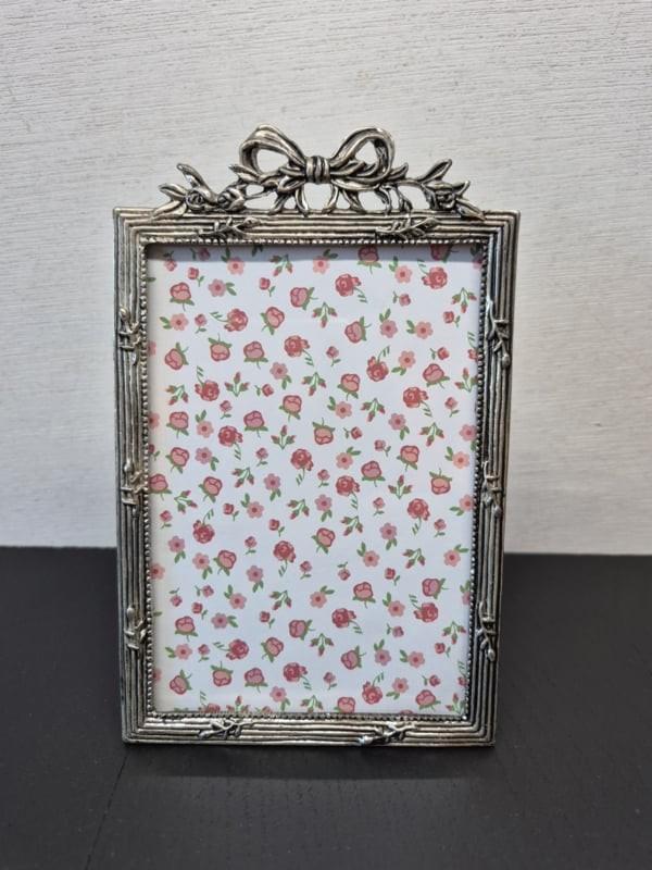 Gietijzeren fotolijstje met strikje, Antiek en Kunst, Curiosa en Brocante, Ophalen of Verzenden