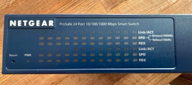 NETGEAR ProSafe GS724T v4 Gigabit Smart Switch, Computers en Software, Netwerk switches, Zo goed als nieuw, Ophalen