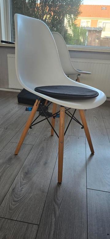 6 leuke,stoelen aangeboden,  kunstof en houten accenten.  beschikbaar voor biedingen