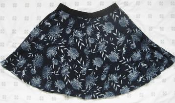 Atmosphere blauwe cirkelrok, met witte bloemen, maat 36-38 beschikbaar voor biedingen