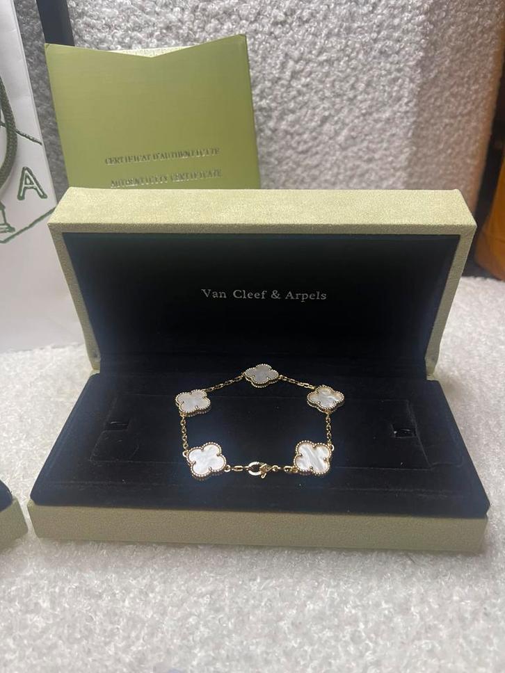 Van Cleef & Arpels Armband - Alhambra, Sieraden, Tassen en Uiterlijk, Armbanden, Zo goed als nieuw, Goud, Wit, Ophalen of Verzenden