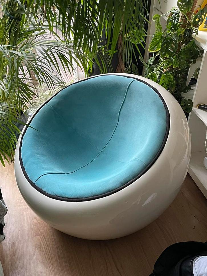 Egg pod ball designer rotating chair in blue / turquoise, Huis en Inrichting, Fauteuils, Gebruikt, Kunststof, Stof, 50 tot 75 cm