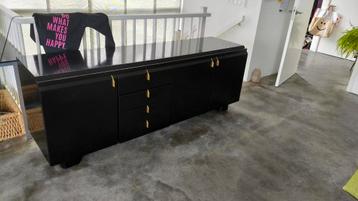 Zwart dressoir met goudkleurige greepjes