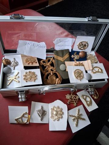 Collectie Militaire Emblemen en Knopen beschikbaar voor biedingen