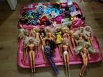 Barbie poppen met paard en pegasus en accessoires, Kinderen en Baby's, Speelgoed | Poppen, Ophalen of Verzenden, Zo goed als nieuw
