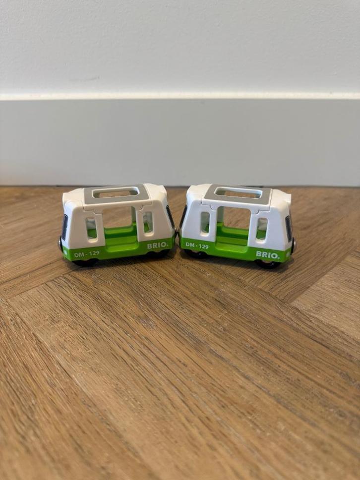 ZGAN 2x groen Brio houten trein tram engine wagon 33731 set, Kinderen en Baby's, Speelgoed | Houten speelgoed, Zo goed als nieuw
