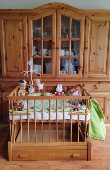 Degelijke mooie grenen baby box beschikbaar voor biedingen