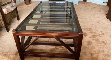 Houten salontafel met glazen blad beschikbaar voor biedingen