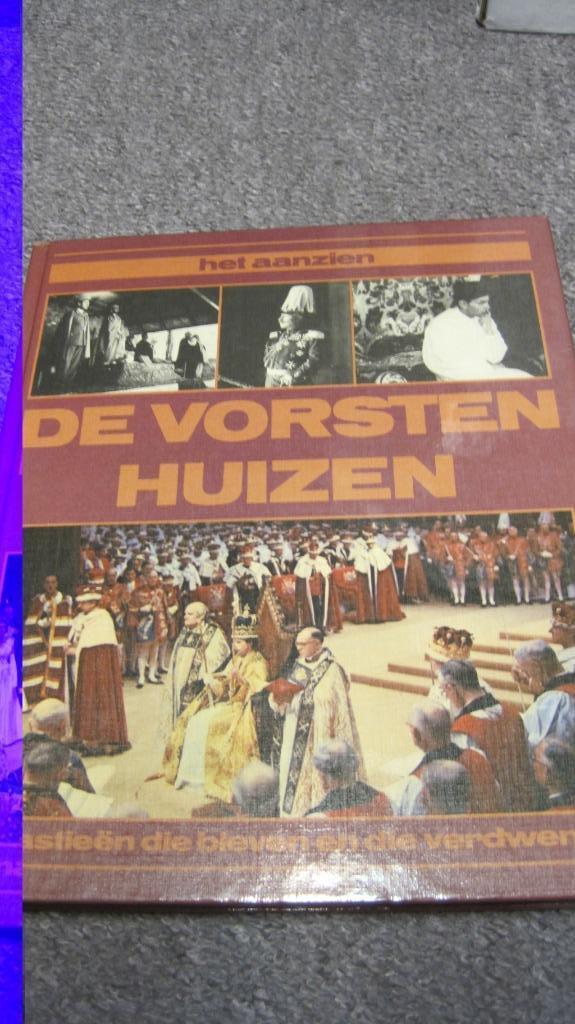 Het aanzien de vorstenhuizen - door Walter van Opzeeland, Boeken, Geschiedenis | Wereld, Zo goed als nieuw, Overige gebieden, 20e eeuw of later