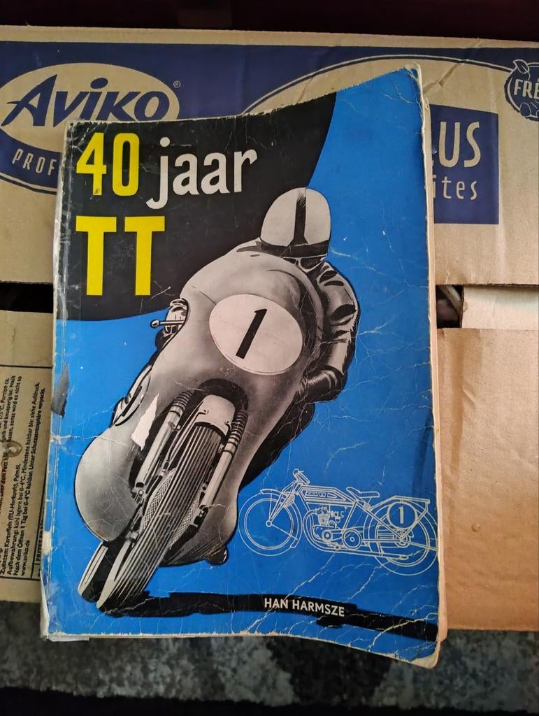 Boek 40 jaar tt van Assen , niet super netjes maar kompleet, Ophalen of Verzenden