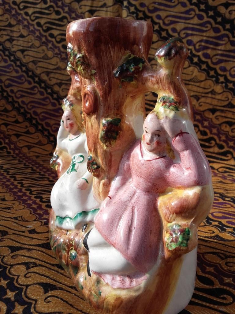 Antiek porselein vaasje uit Engeland met twee vrouwen., Antiek en Kunst, Antiek | Vazen, Ophalen of Verzenden